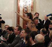 Prancūzijoje iki pusės nuoga &bdquo;Femen&ldquo; aktyvistė sutrikdė Le Pen kalbą