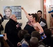 Prancūzijoje iki pusės nuoga &bdquo;Femen&ldquo; aktyvistė sutrikdė Le Pen kalbą