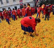 &Scaron;iaurės Italijoje užgavėnes &scaron;venčia mėtydami apelsinus