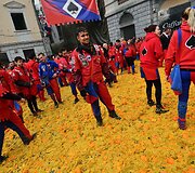 &Scaron;iaurės Italijoje užgavėnes &scaron;venčia mėtydami apelsinus