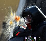 &Scaron;iaurės Italijoje užgavėnes &scaron;venčia mėtydami apelsinus