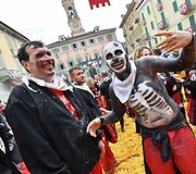 &Scaron;iaurės Italijoje užgavėnes &scaron;venčia mėtydami apelsinus