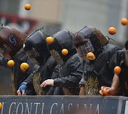 &Scaron;iaurės Italijoje užgavėnes &scaron;venčia mėtydami apelsinus