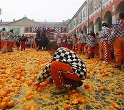 &Scaron;iaurės Italijoje užgavėnes &scaron;venčia mėtydami apelsinus
