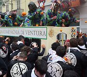 &Scaron;iaurės Italijoje užgavėnes &scaron;venčia mėtydami apelsinus