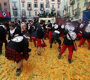 &Scaron;iaurės Italijoje užgavėnes &scaron;venčia mėtydami apelsinus