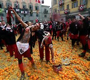 &Scaron;iaurės Italijoje užgavėnes &scaron;venčia mėtydami apelsinus