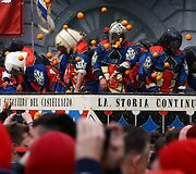 &Scaron;iaurės Italijoje užgavėnes &scaron;venčia mėtydami apelsinus