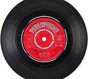 Grupės narių pasira&scaron;yta vinilinė plok&scaron;telė