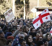 Gruzijoje tūkstančiai mitinguotojų rei&scaron;kė paramą populiariai televizijai