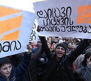 Gruzijoje tūkstančiai mitinguotojų rei&scaron;kė paramą populiariai televizijai