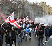 Gruzijoje tūkstančiai mitinguotojų rei&scaron;kė paramą populiariai televizijai