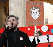 Gruzijoje tūkstančiai mitinguotojų rei&scaron;kė paramą populiariai televizijai