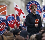 Gruzijoje tūkstančiai mitinguotojų rei&scaron;kė paramą populiariai televizijai
