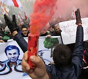 Gruzijoje tūkstančiai mitinguotojų rei&scaron;kė paramą populiariai televizijai
