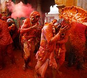 Tradici&scaron;kai ry&scaron;ki hinduizmo Holi &scaron;ventė Indijoje