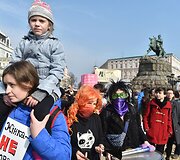 Feministės ragina Ukrainą sugrąžinti Tarptautinei moters dienai jos tikrąją prasmę