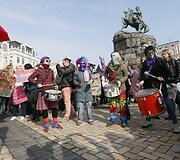 Feministės ragina Ukrainą sugrąžinti Tarptautinei moters dienai jos tikrąją prasmę