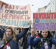 Feministės ragina Ukrainą sugrąžinti Tarptautinei moters dienai jos tikrąją prasmę