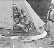 Hitlerjugendo berniukai stovyklos palapinėje 1933 m.