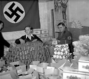 Savanoriai prie&scaron; Kalėdas rū&scaron;iuoja maisto davinius nepasiturintiems 1935 m.