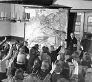 Nacių vedama geografijos pamoka 1940 m. Naciai įvedė naujas pamokas rasių biologijai ir rasių politikai