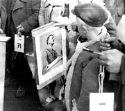 Liublino lenkams dalinami Hitlerio portretai, kuriuos jie turėjo pasikabinti namie 1940 m.