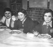 Užsienietės merginos, atvežtos į darbo stovyklą, valgo pietus 1943 m. Ženklas OST rei&scaron;kė prievarta atgabentą darbininkę