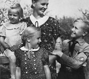 Berniuko su Hitlerjugendo uniforma &scaron;eima neslepia pasididžiavimo 1943 m.