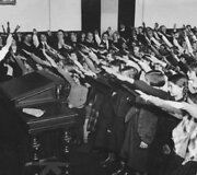 Mokiniai pasisveikina su savo mokytoja 1934 m.