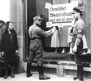 Nacių partijos nariai klijuoja raginimus boikotuoti žydų parduotuves 1933 m.