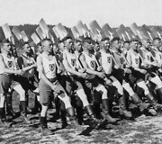 Įdarbinimo programos dalyviai žygiuoja į darbą 1940 m.