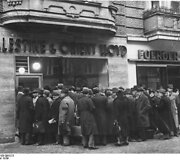 Žydai stovi eilėje prie kelionių agentūros durų, tikėdamiesi i&scaron;vykti i&scaron; Vokietijos 1939 m.