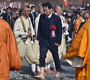 Japonijos budistai dalyvauja vaik&scaron;čiojimo ant ugnies festivalyje