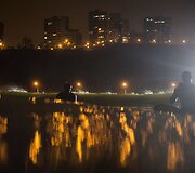 Peru sostinėje banglentininkai mėgaujasi vakariniais pasiplaukiojimais