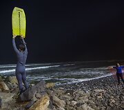 Peru sostinėje banglentininkai mėgaujasi vakariniais pasiplaukiojimais