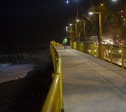 Peru sostinėje banglentininkai mėgaujasi vakariniais pasiplaukiojimais