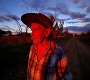 Toli nuo aplinkinių gyvenanti 78 metų australė ūkininkė ra&scaron;o poeziją apie vienatvę