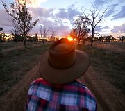 Toli nuo aplinkinių gyvenanti 78 metų australė ūkininkė ra&scaron;o poeziją apie vienatvę