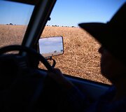 Toli nuo aplinkinių gyvenanti 78 metų australė ūkininkė ra&scaron;o poeziją apie vienatvę