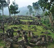 Gunung Padang monolitai Indonezijoje, tai 6,5 tūkst. metų senumo statiniai su struktūromis po žeme, kurių amžius siekia 12,5 tūkst metų