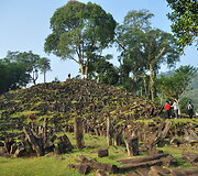 Gunung Padang monolitai Indonezijoje, tai 6,5 tūkst. metų senumo statiniai su struktūromis po žeme, kurių amžius siekia 12,5 tūkst metų
