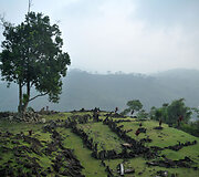 Gunung Padang monolitai Indonezijoje, tai 6,5 tūkst. metų senumo statiniai su struktūromis po žeme, kurių amžius siekia 12,5 tūkst metų