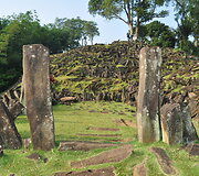 Gunung Padang monolitai Indonezijoje, tai 6,5 tūkst. metų senumo statiniai su struktūromis po žeme, kurių amžius siekia 12,5 tūkst metų
