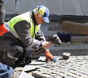 Konstruojamoje Vilniaus gatvėje jau klojama trinkelių danga