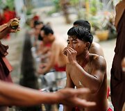 Tailandiečiai su priklausomybėmis kovoja atokiame budistų vienuolyne