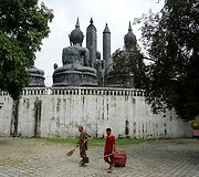 Tailandiečiai su priklausomybėmis kovoja atokiame budistų vienuolyne