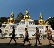 Tailandiečiai su priklausomybėmis kovoja atokiame budistų vienuolyne