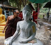 Tailandiečiai su priklausomybėmis kovoja atokiame budistų vienuolyne