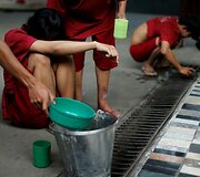 Tailandiečiai su priklausomybėmis kovoja atokiame budistų vienuolyne